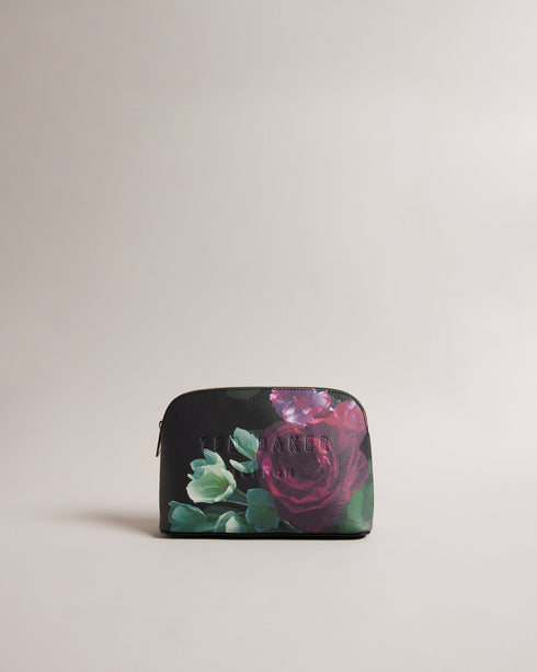 PAPION-Gifts-Pretty on your shelf and just as handy, the PAPION makeup bag is crafted from luxurious faux leather and adorned with a captivating floral print. Its convenient zip fastening ensures your favorites are securely tucked away, while the debossed logo completes the look. Makeup bag Faux leather Floral print Zip fastening Debossed logo Dimensions: 7cm x 14cm x 20cm- Ted Baker Romania